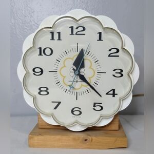 VTG GE General Electric Clock MCM Scallop 2150 White Flower Power Daisy Mounted